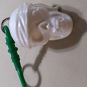 Light-up skull keychain